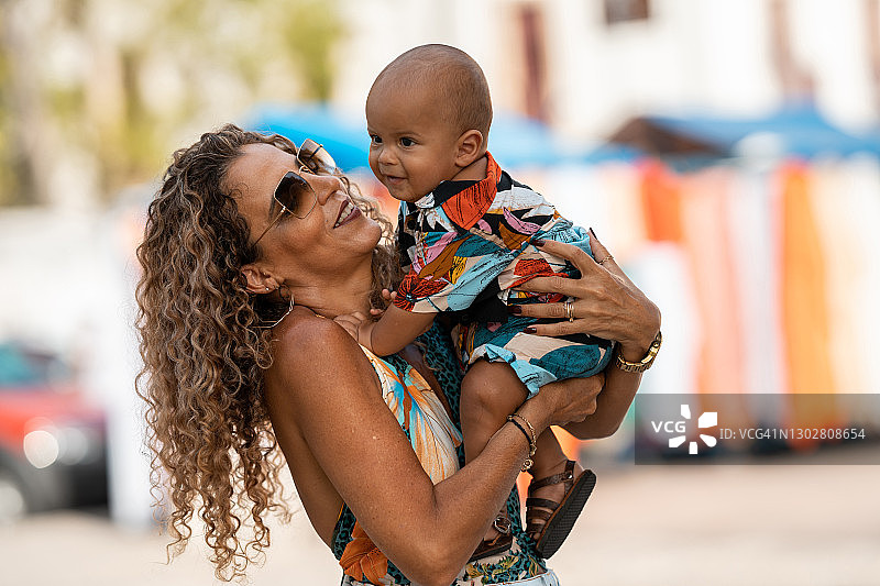 男婴和奶奶玩耍图片素材