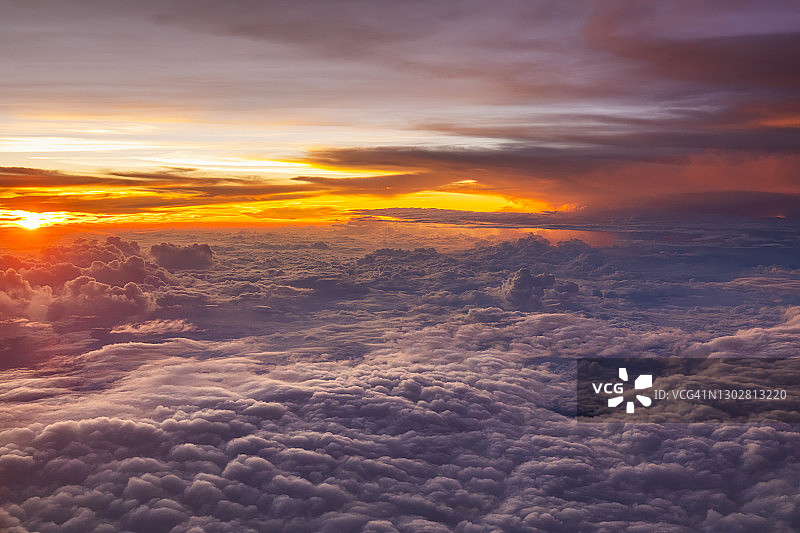 飞机舷窗外云层之上的美丽日落图片素材