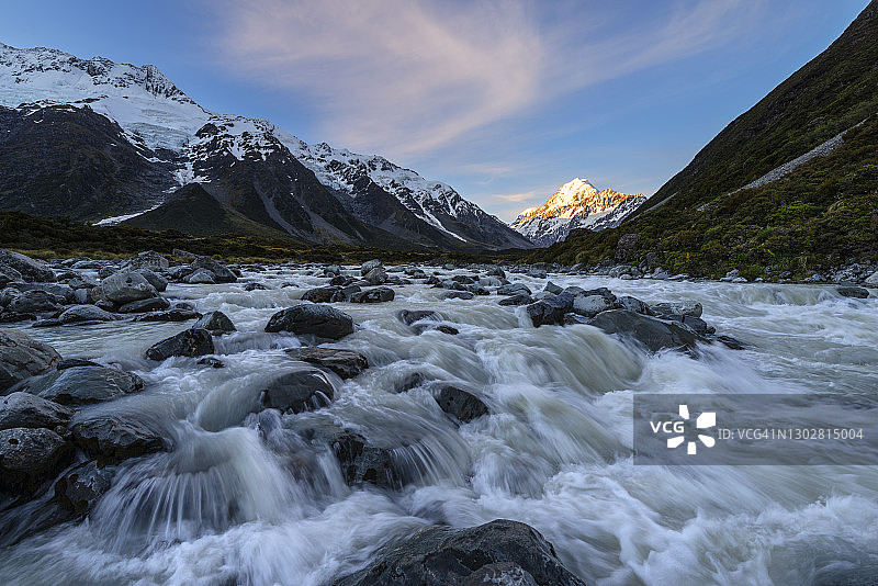 胡克河，背景是胡克谷步道的库克山图片素材