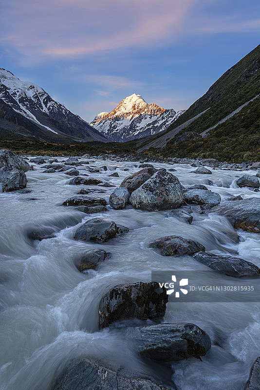 胡克河，背景是胡克谷步道的库克山图片素材