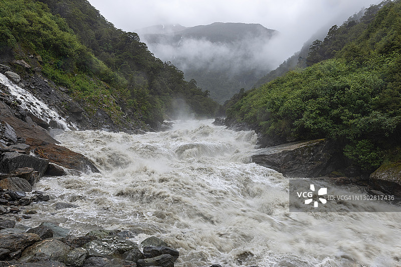 哈斯特河在威尔斯小屋附近的壮观水景，哈斯特通道图片素材