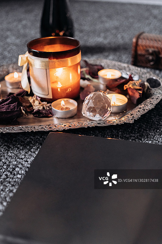 舒适的温暖空间，有书和蜡烛图片素材