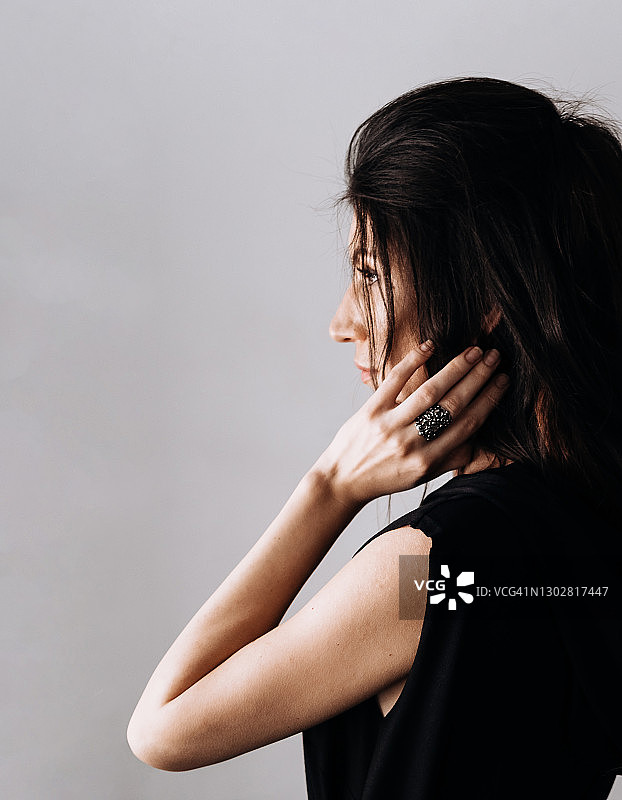 波西米亚风连衣裙女子冥想特写图片素材