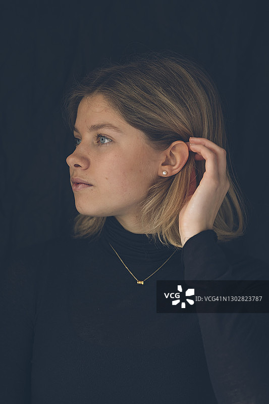 年轻女子在工作室展示珠宝的肖像图片素材