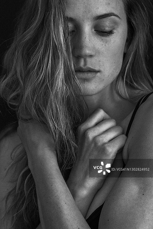 在明亮的工作室里做模特的年轻女子肖像图片素材