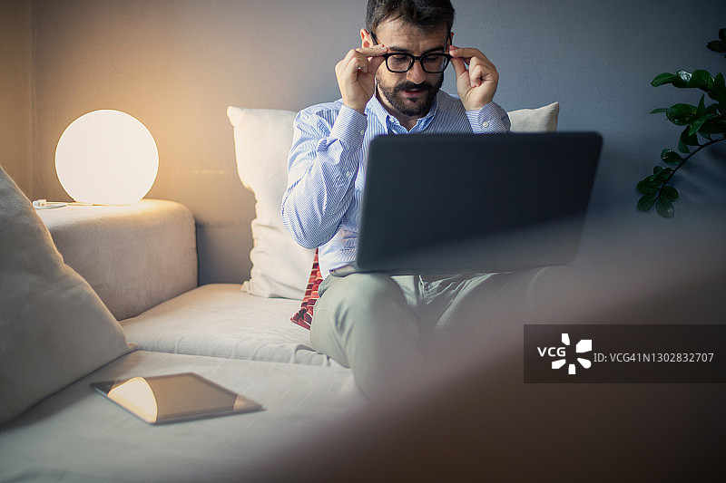 疫情期间维持企业运营图片素材