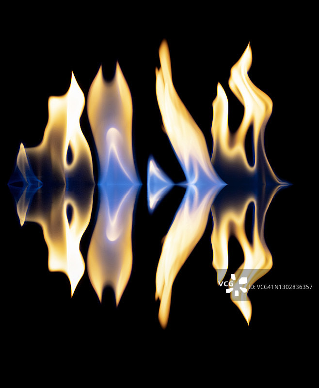 黑色背景下火焰的水面倒影图片素材