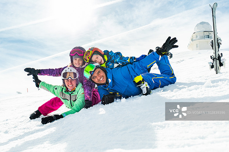 滑雪家庭在冬季的欢乐时光图片素材