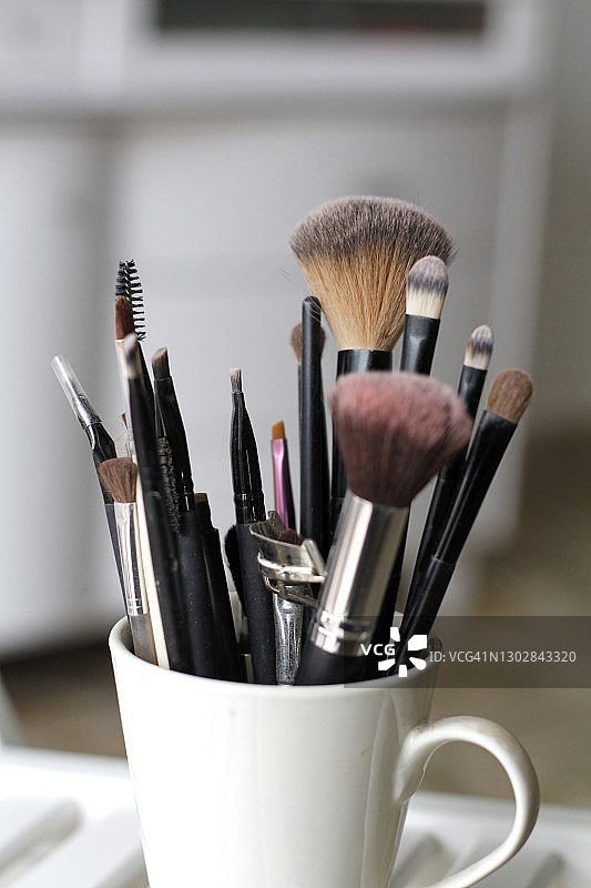 罐子里的化妆刷图片素材