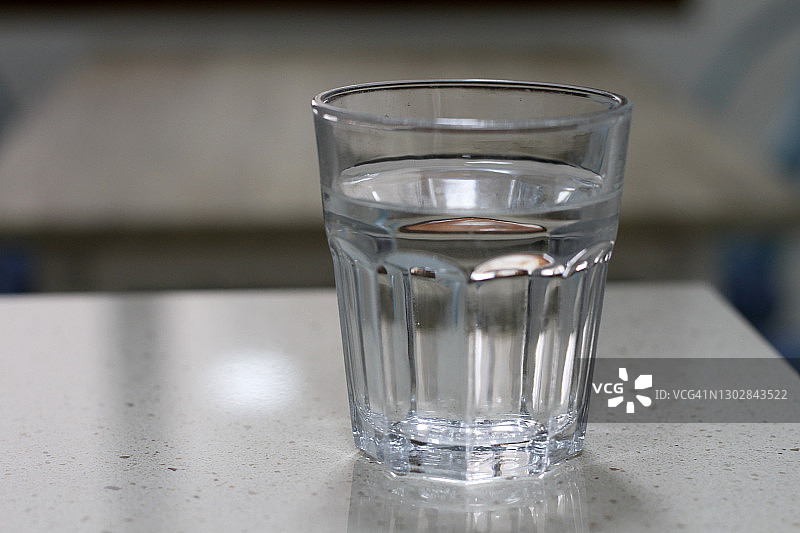 桌子上的水杯图片素材