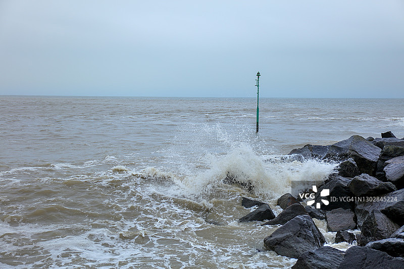 海浪拍打西湾港外的海浪，英国多塞特图片素材