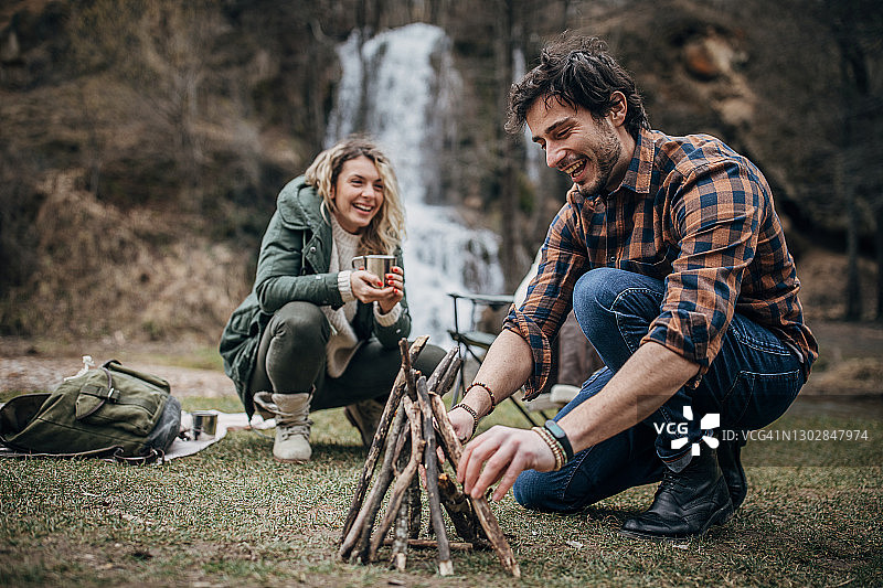 情侣尝试点燃篝火图片素材