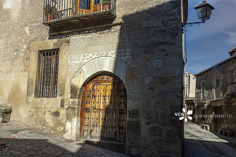 西班牙坎德拉里奥的鹅卵石街道图片素材