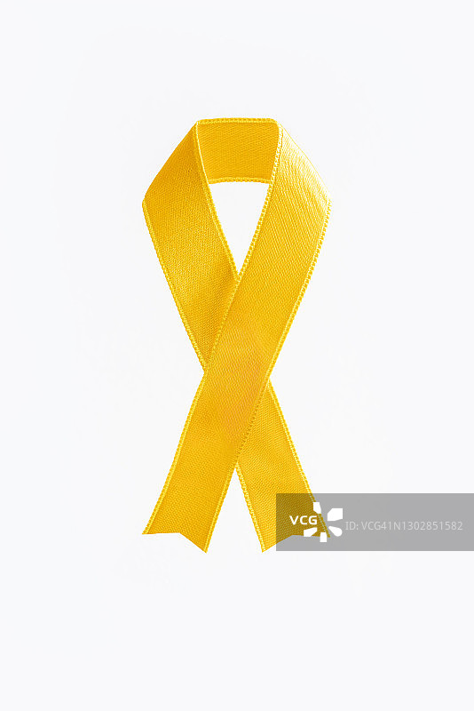 白色背景上的黄色公益宣传丝带图片素材
