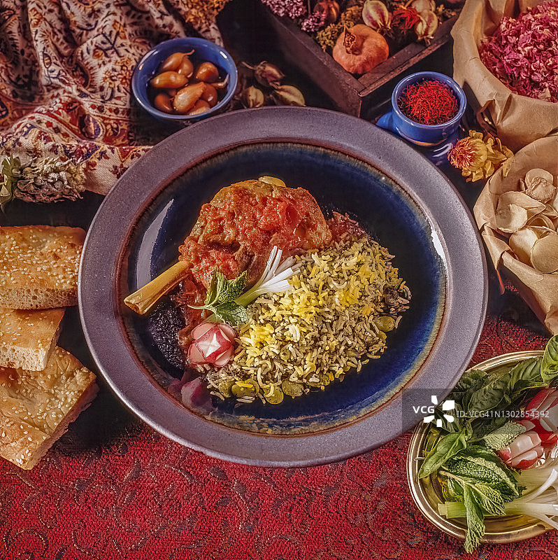 配有生食材的伊朗波斯羊腿主菜图片素材