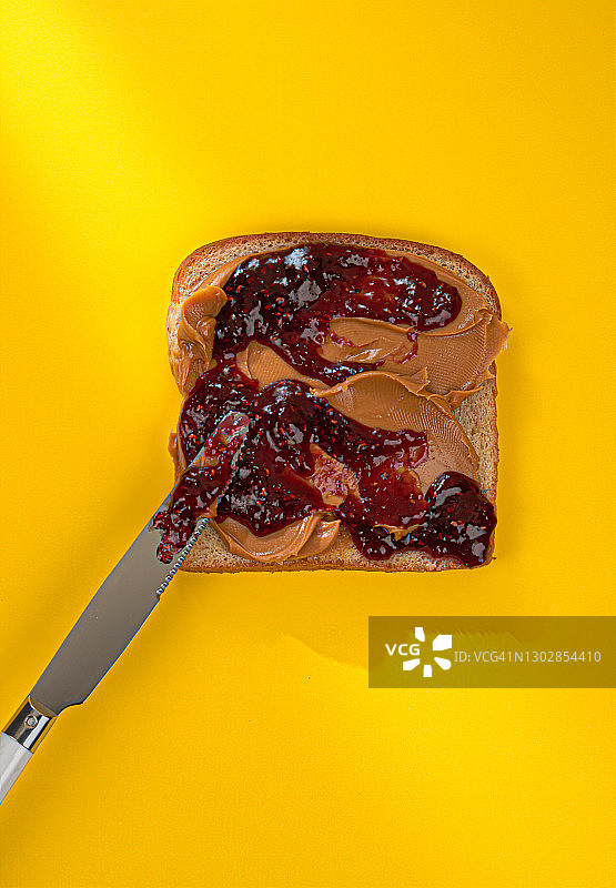 面包上的花生酱和果冻图片素材