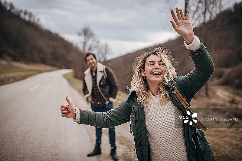 情侣徒步旅行搭便车图片素材