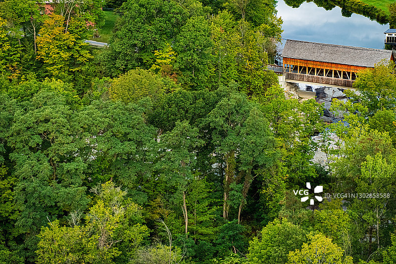 从空中俯瞰科切大桥，周围是树木和奥陶克奇河上的瀑布，佛蒙特州科切图片素材