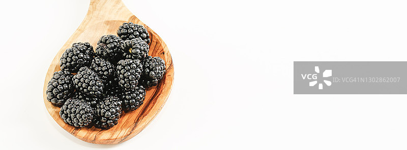 白色背景上的黑莓，橄榄盘中的黑莓等森林水果，俯视图banner照片图片素材