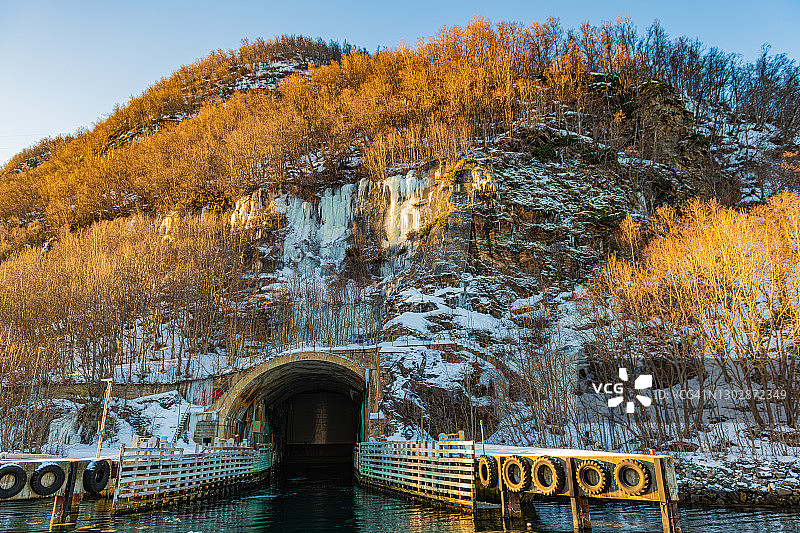 挪威特罗姆瑟峡湾巡游中废弃的庇护所基地图片素材