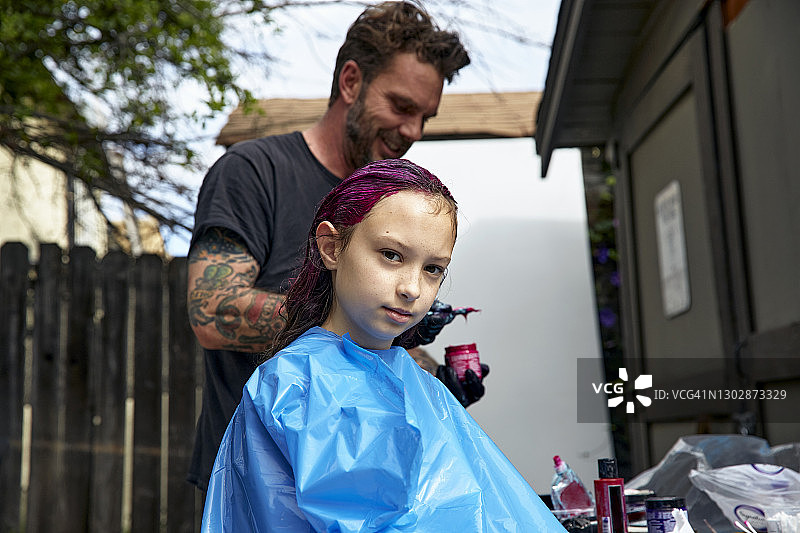 父亲在家中后院给女儿染发图片素材