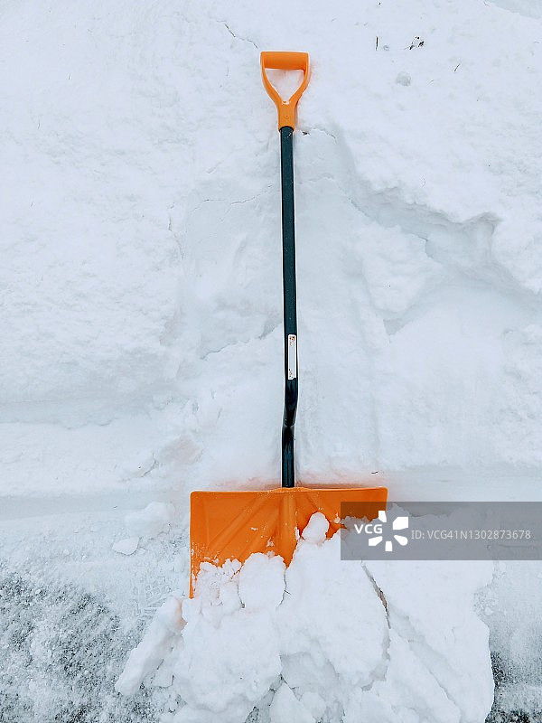 雪中的雪铲图片素材