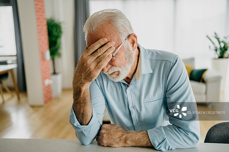 老年人头痛图片素材