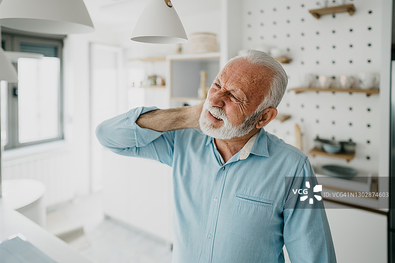 年长的男人颈部疼痛图片素材