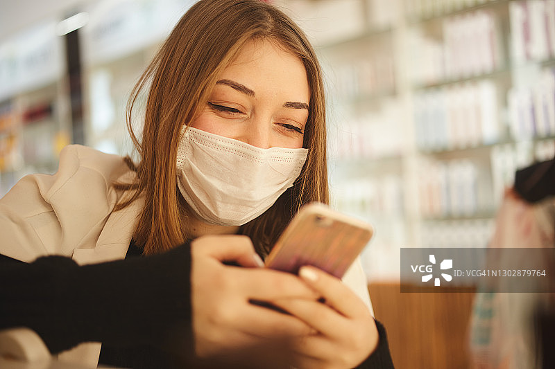 面具后的微笑图片素材