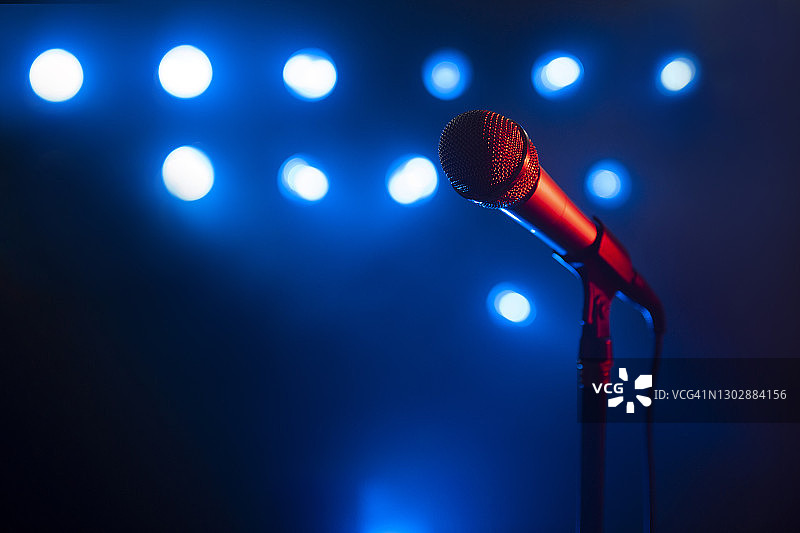 麦克风和舞台灯光图片素材