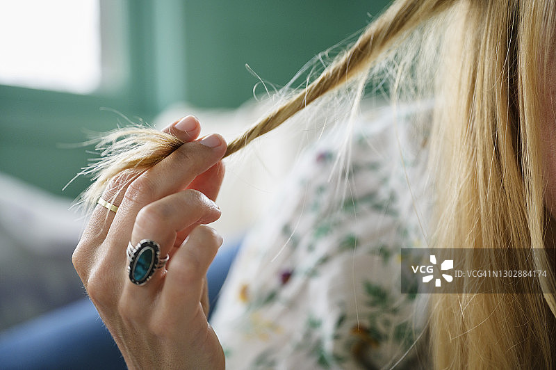 特写：女人抚摸头发图片素材
