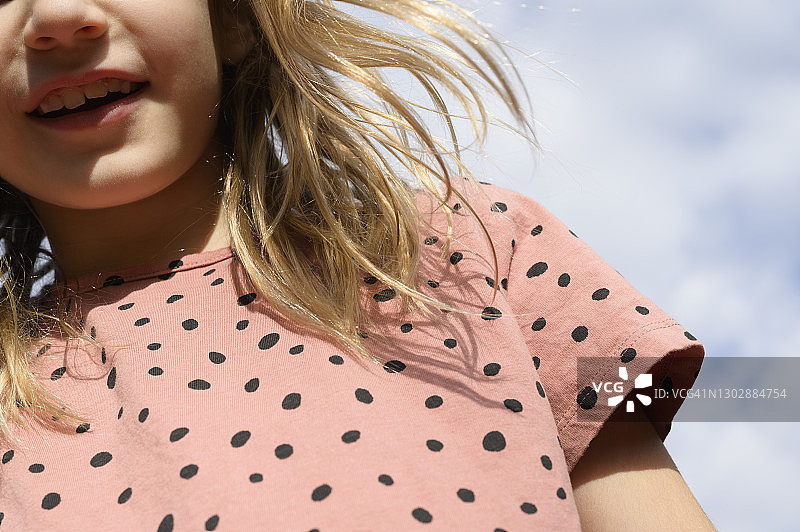 云天下仰视的女孩（8-9岁）图片素材