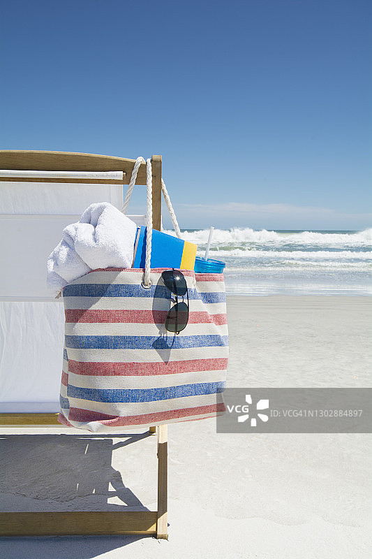 沙滩椅上的包图片素材