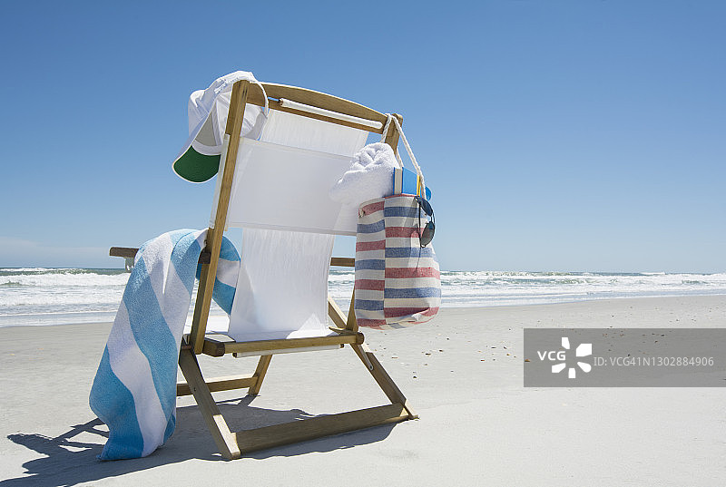 沙滩上的帆布椅图片素材