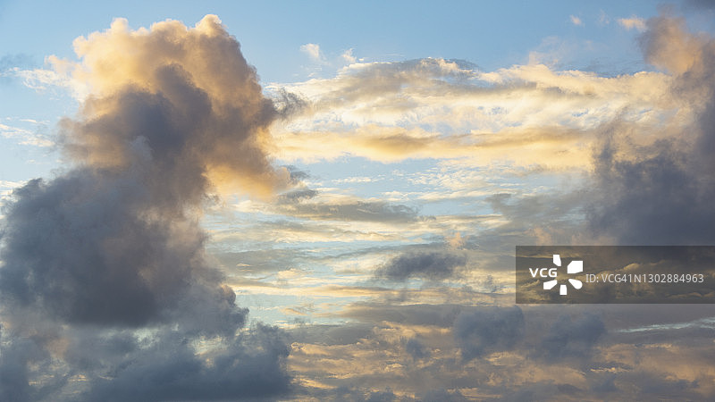 云在日落时分图片素材