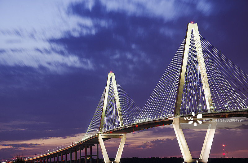 美国南卡罗来纳州查尔斯顿小阿瑟·拉弗内尔大桥图片素材