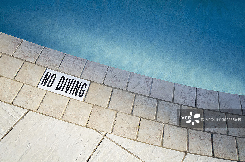 泳池边缘警示牌图片素材