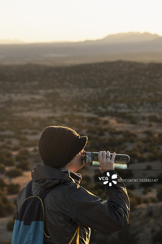 美国新墨西哥州，拉米，加利斯特奥盆地保护区，在加利斯特奥盆地保护区休息的女性徒步旅行者图片素材