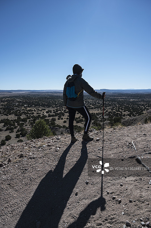 美国新墨西哥州，Lamy，Galisteo盆地保护区，女徒步旅行者观Galisteo盆地保护区图片素材