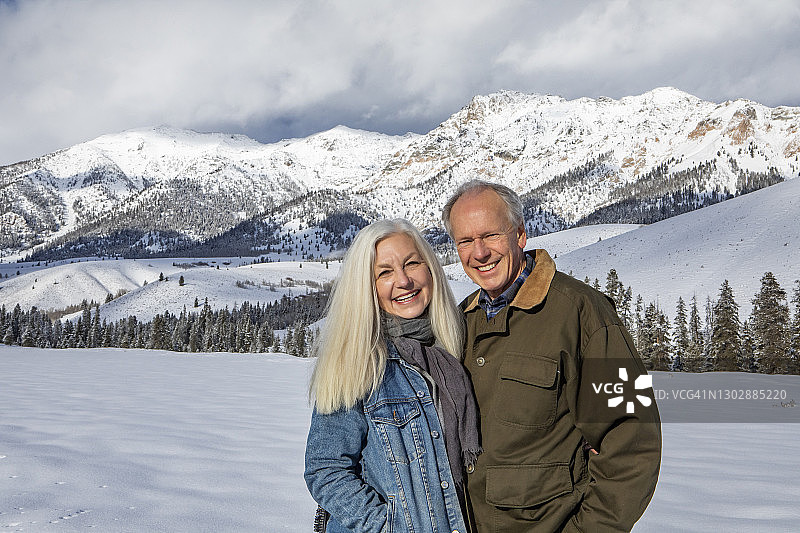 美国爱达荷州太阳谷，巨石山前老年夫妇的冬季肖像图片素材