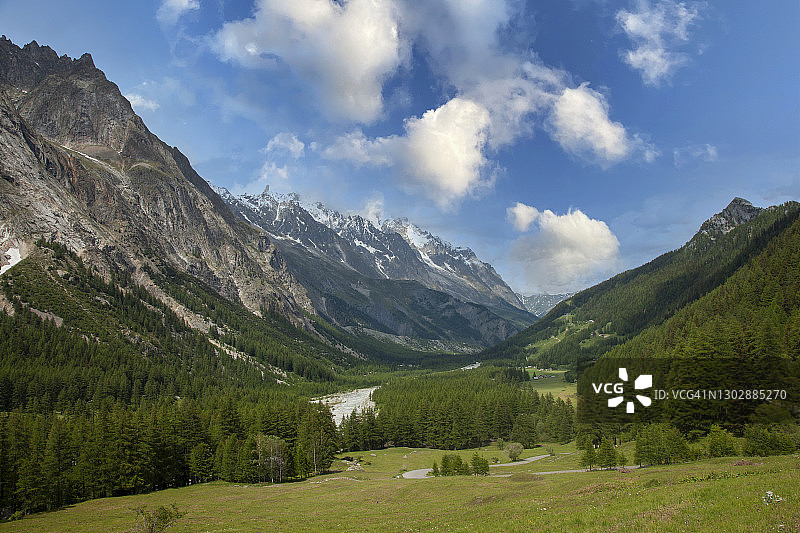 意大利瓦莱达奥斯塔库马耶绿色阿尔卑斯山谷图片素材