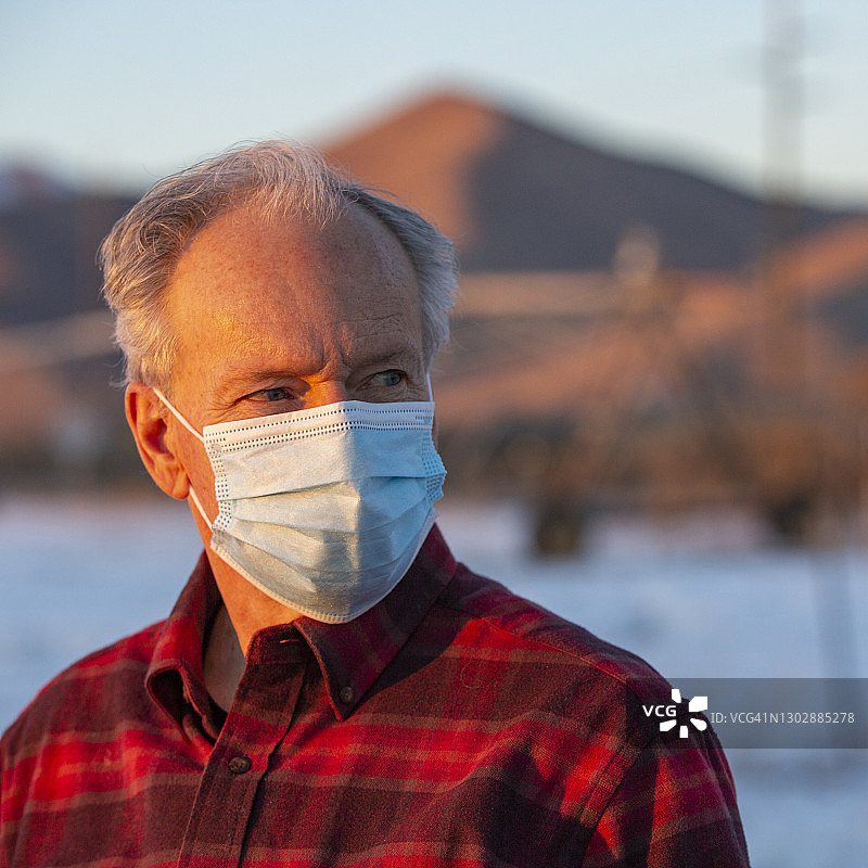 美国爱达荷州贝levue，戴着COVID防护口罩的老年男子户外肖像图片素材