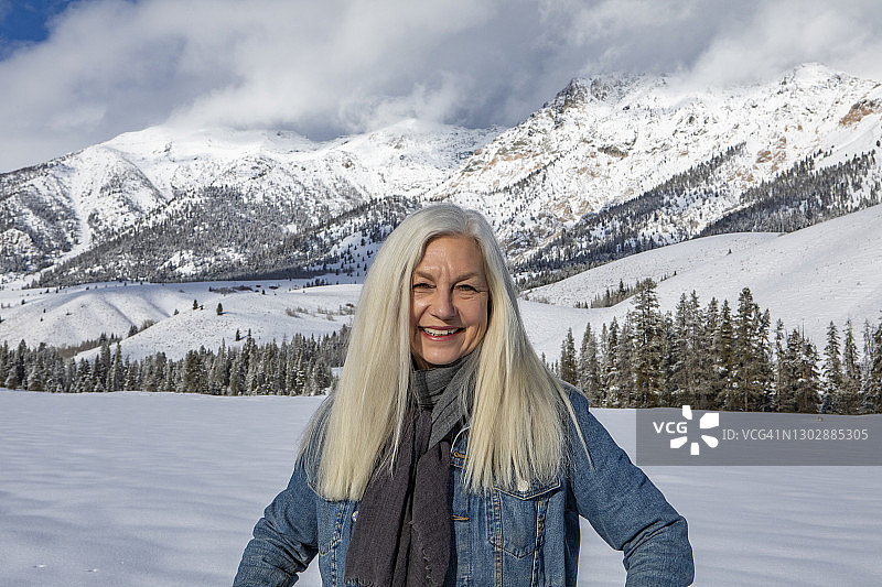 美国，爱达荷州，太阳谷，在博尔德山脉前的冬季妇女肖像图片素材