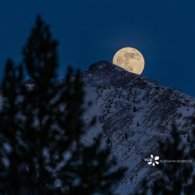 美国爱达荷州太阳谷，冬季夜晚博尔德山上空的满月图片素材