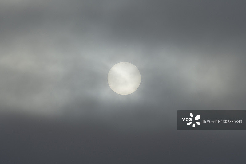 被云遮蔽的太阳图片素材