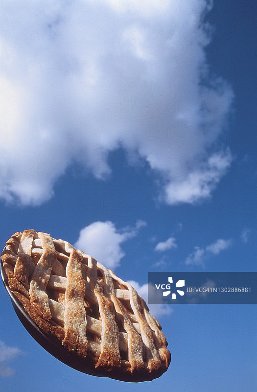 云朵天空中的苹果派（数码增强）图片素材