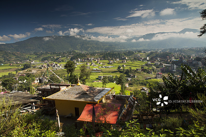 加德满都郊外的佛教寺庙和稻田图片素材