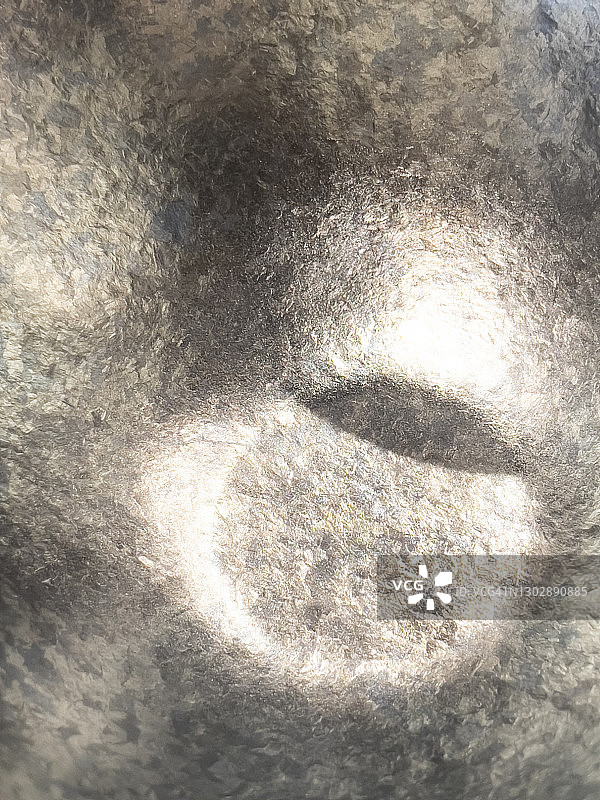 银碗内壁纹理形成的抽象图案图片素材