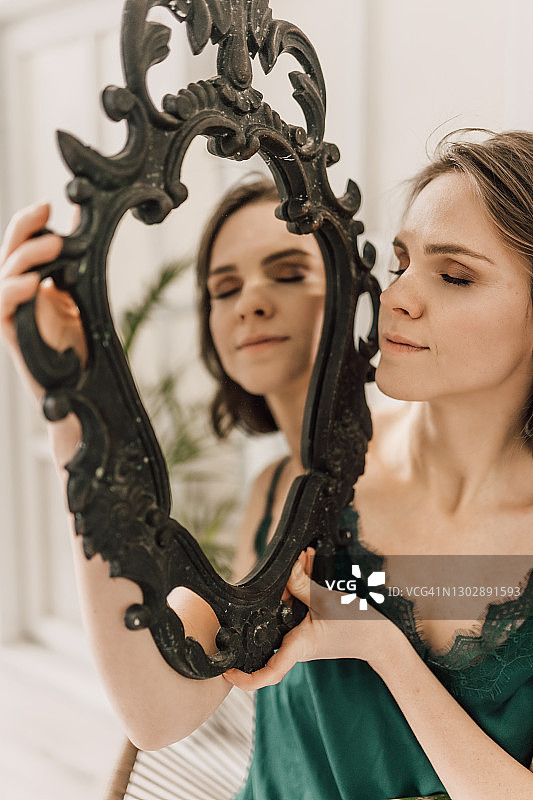 拥有健康秀发的女人图片素材