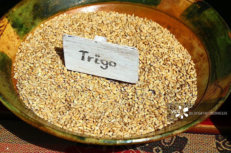 秘鲁小麦或碾碎的干小麦碗图片素材